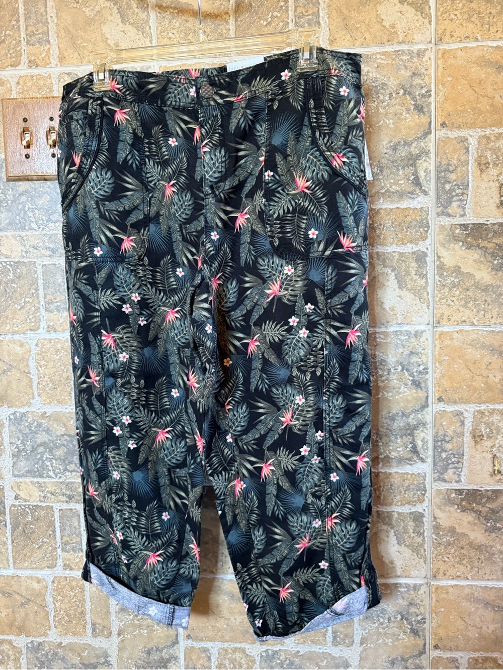 Intro. Love the Fit Women’s Jade Roll Up Crop Hawaiian Print Pants NWT 16W